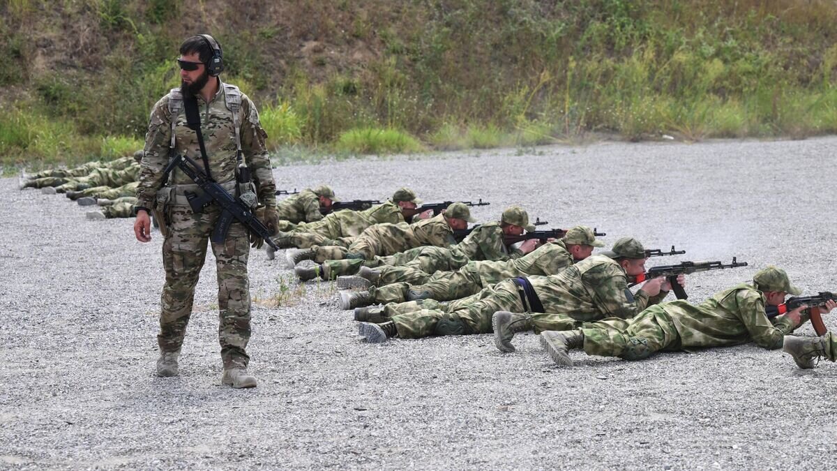    Инструктор и добровольцы на занятии по стрельбе из автомата на базе центра подготовки спецназа в Гудермесе© РИА Новости / Илья Питалев