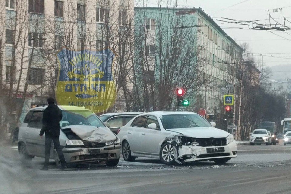     На месте работают сотрудники ГИБДД. Фото: vk.com/murmansk_dtp