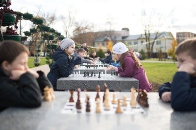    Столы для игры в шахматы в парке в Подмосковье осенью © Пресс-служба Министерства благоустройства Московской области