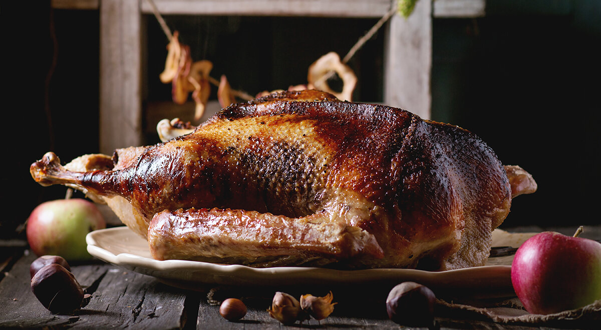 Утка запеченная с картофелем. Фазан запеченный. Гусь фаршированный. Запекание гуся в духовке. Гусь с яблоками.