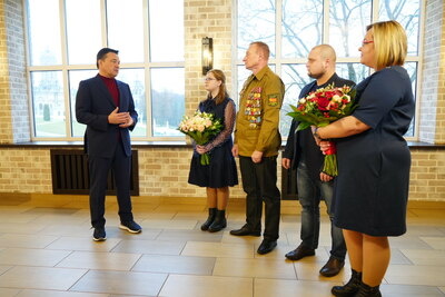    Губернатор Московской области Андрей Воробьев вручает медаль добровольцу, вернувшемуся из зоны СВО после ранения © Сергей Хакимов, «Подмосковье Сегодня»