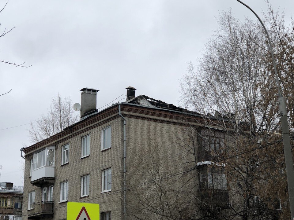     Сегодня на крыше велись работы инженерами управляющей компании. Кирилл Колемасов