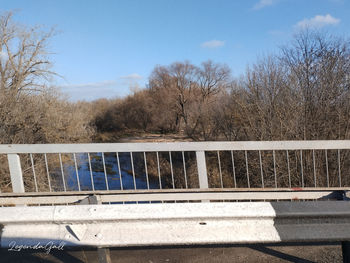 Мост через Толучеевку, село за рекой