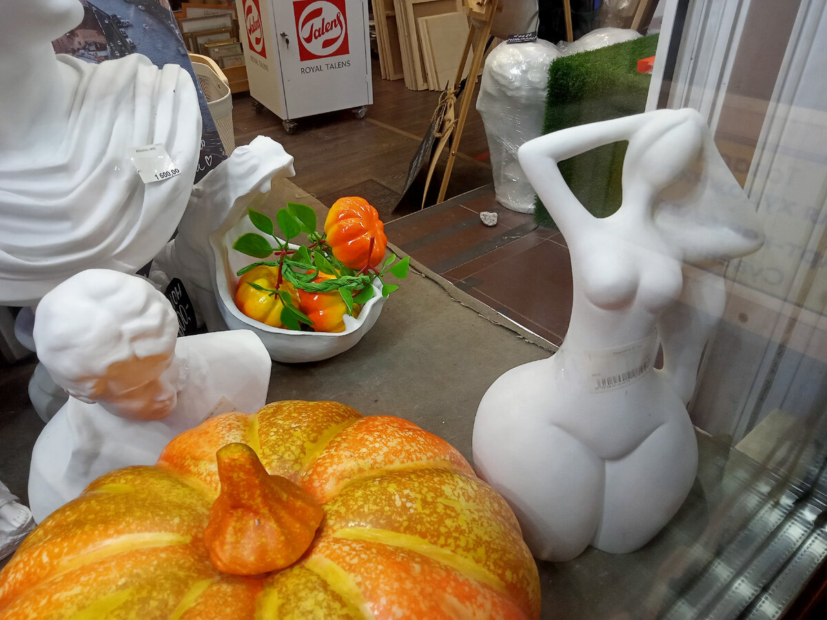 Магазин для творческих людей на углу Садовой и Мучного переулка. Фото автора