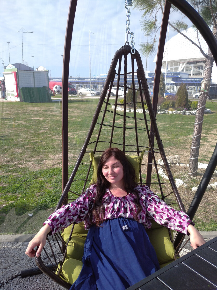 На последнем месяце беременности, в марте в Сириус 