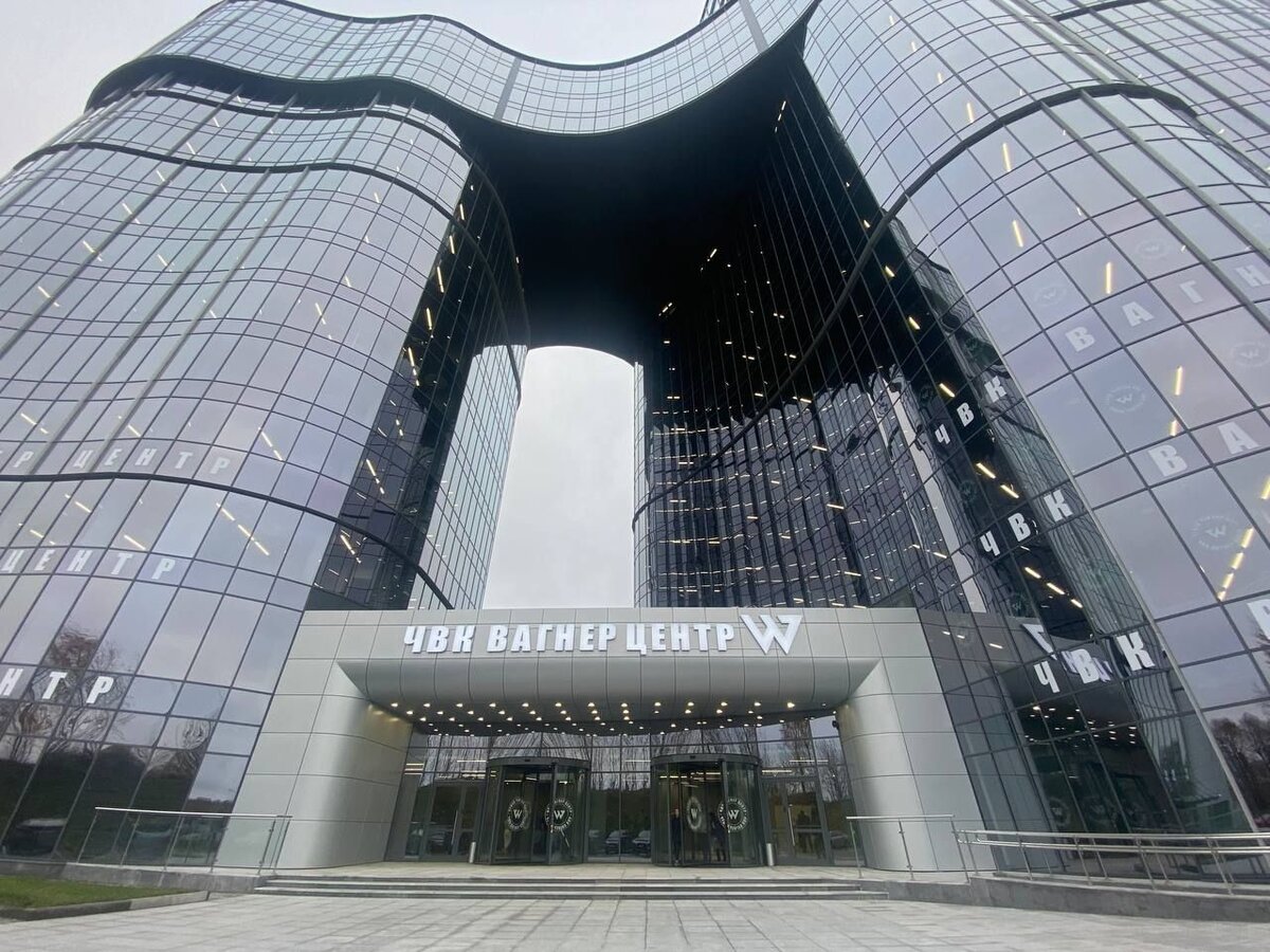 Пригожее здание! Гораздо интереснее выглядит, чем коробки других небоскрёбов