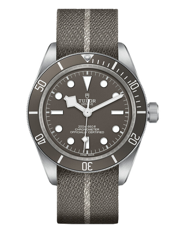 Часы Tudor Black Bay Fifty Eight в 39 мм корпусе из серебра с вращающимся безелем. 
