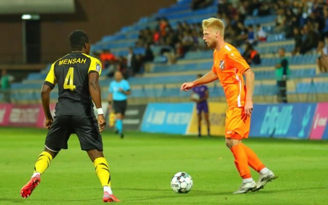    Олег Поляков с мячом