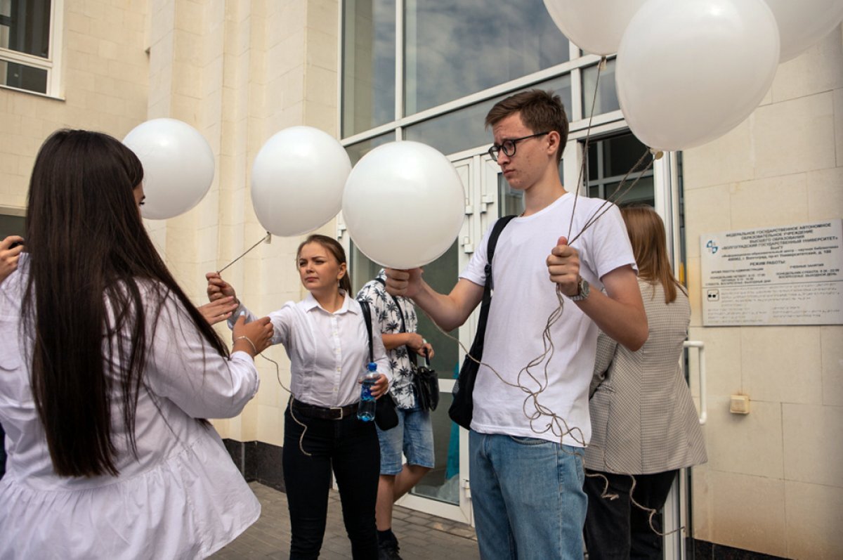    В День солидарности в борьбе с терроризмом студенты ВолГУ раздавали белые шары.