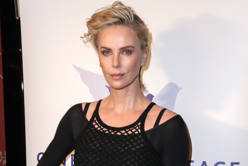     В кино Терон обрела свою популярность, благодаря своему умению воплотить на экране любую роль  GLOBAL LOOK PRESS