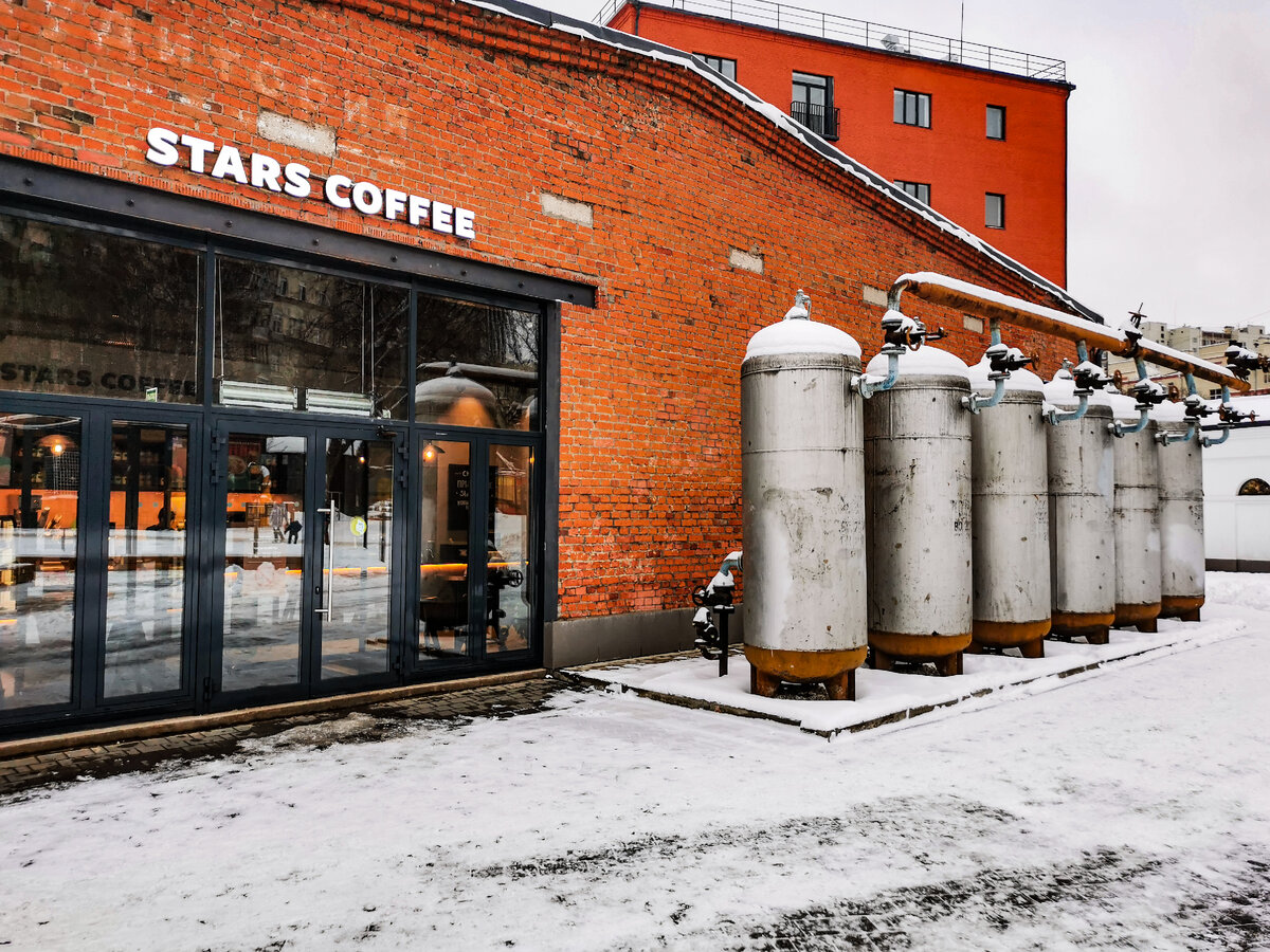 Кафе "Stars Coffee" и какие-то баллоны рядом. Если кто-то точно знает зачем они нужны, напишите в комментариях. 