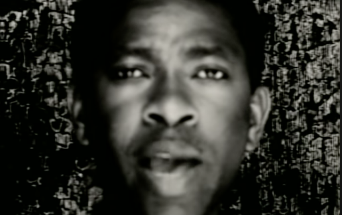 Черно белый клип где. Youssou n'Dour feat. Neneh. 7 Seconds Нене черри. Негр поет. Youssou n'Dour 7 seconds.