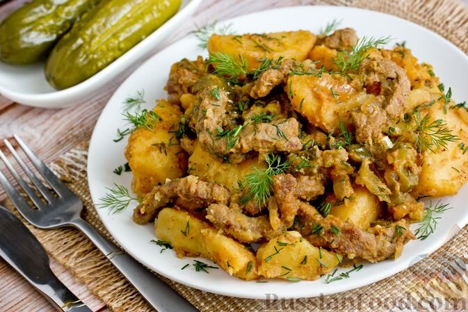 говядина (мякоть), картофель, огурцы солёные, лук репчатый, томатная паста, чеснок, масло подсолнечное, зелень укропа, соль, перец чёрный молотый