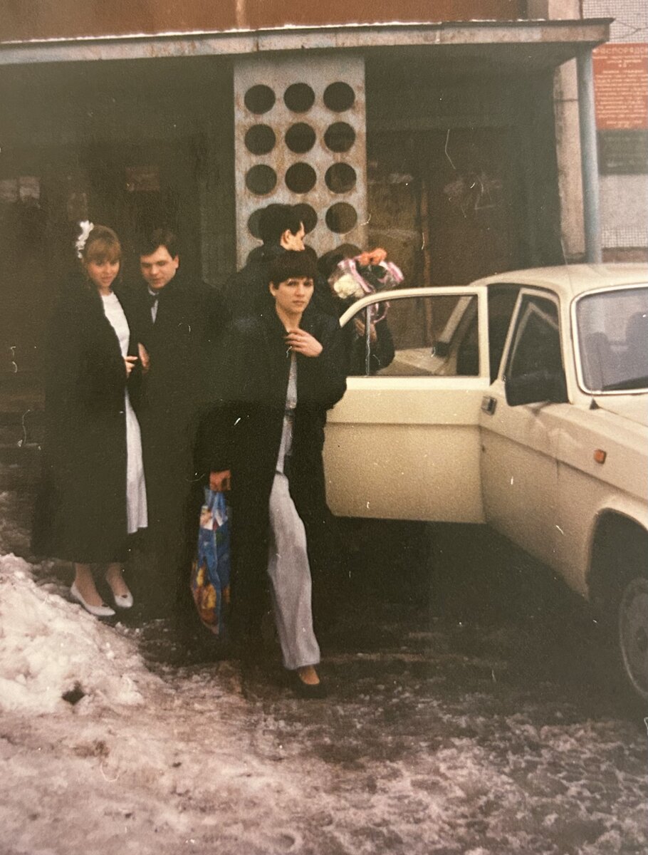 Это мы выходим из подъезда нашей первой совместной однокомнатной квартиры.