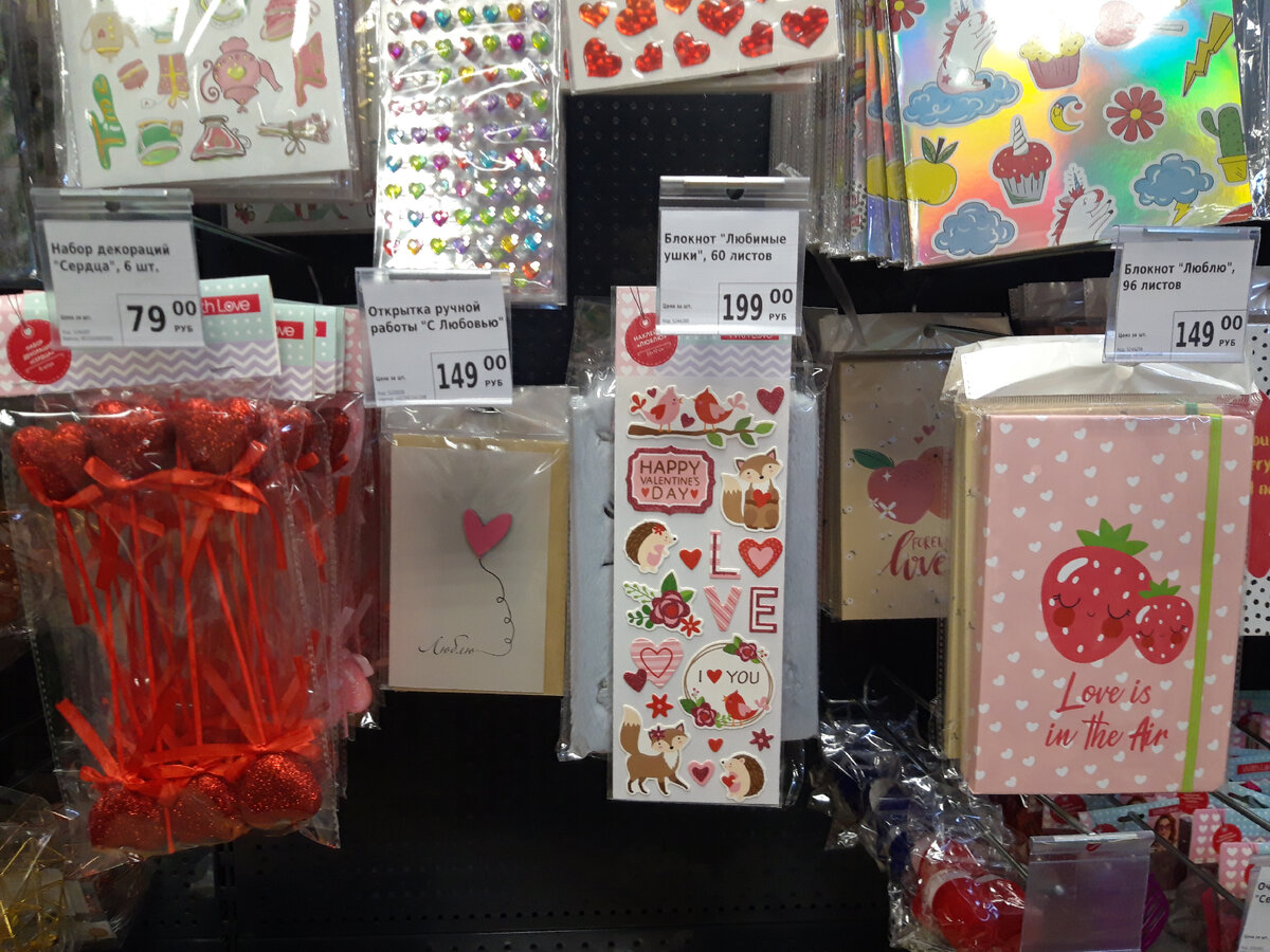 Декоративные шпажки сердечки, открытки, наклейки разные, блокноты