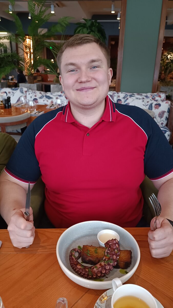 Тут я счастливый пробую осьминога, кстати очень вкусно)))