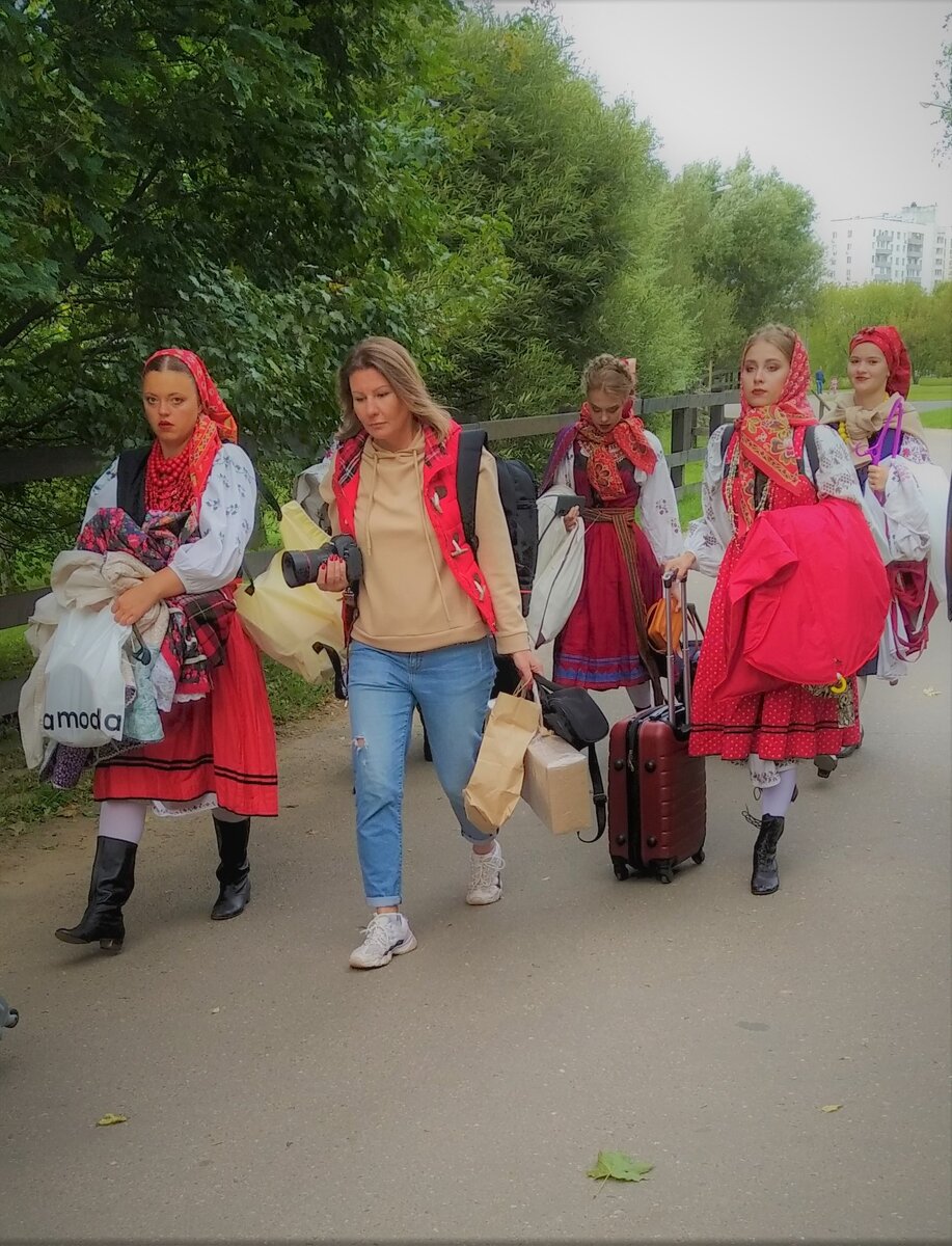 Люди идут на работу