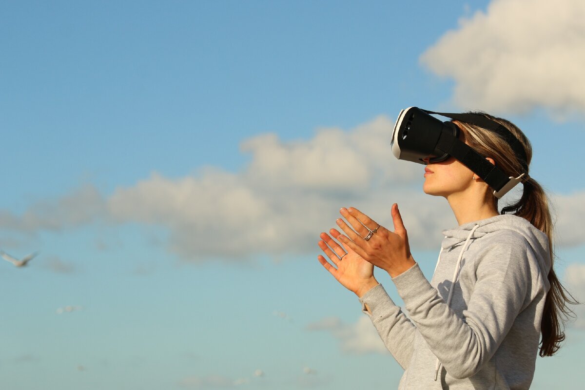 Применение AR/VR-технологий не ограничивается сферой развлечений. Виртуальная и дополненная реальность актуальны в таких сферах, как медицина, образование и строительство, поэтому компании часто ищут студентов на онлайн-курсах