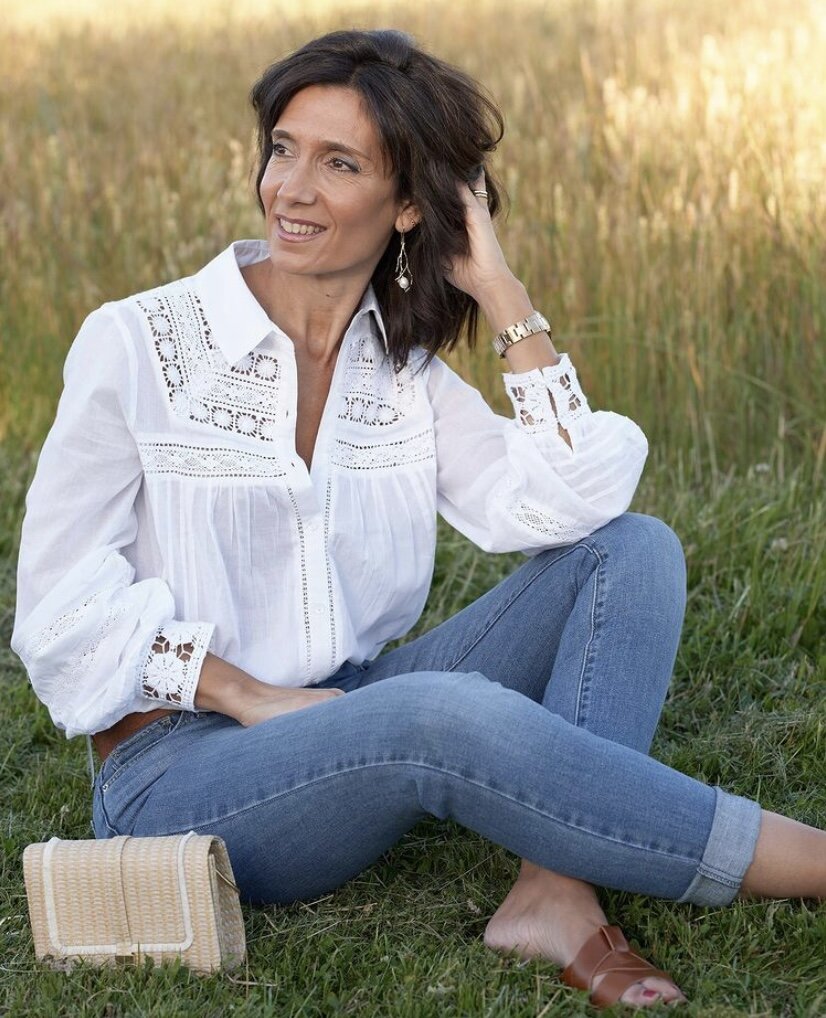 Цвет джинсов я бы немного изменила