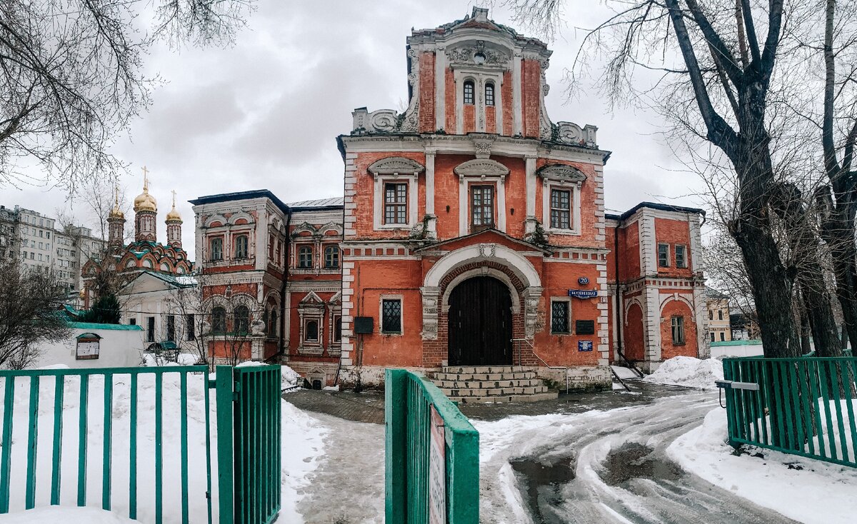 Северный фасад с ризалитом в стиле нарышкинского барокко. Фото автора