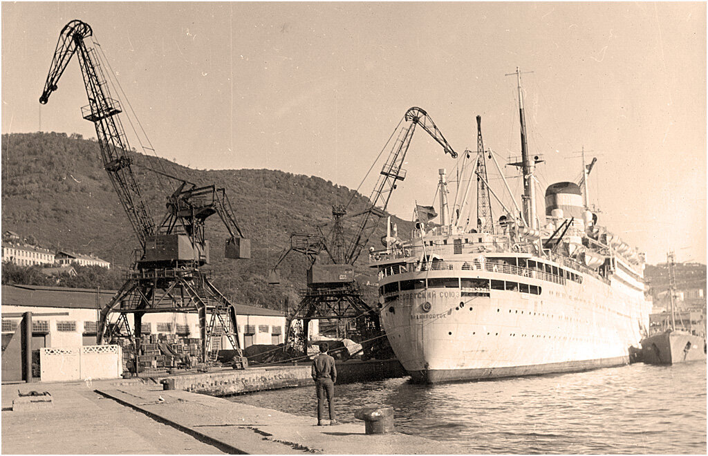 Лайнер «Советский Союз» в морском порту Петропавловска-Камчатского. 1960-е годы. Фото Евгения Меграбова.