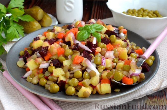 свекла, морковь, картофель, огурцы солёные, горошек зелёный консервированный, чечевица зеленая, лук репчатый красный, зелень, масло растительное, соль