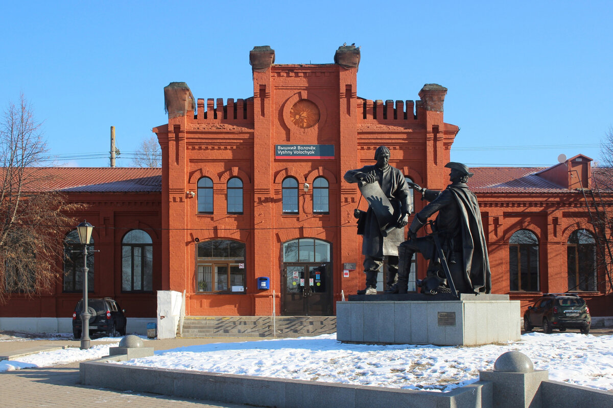 Памятник Петру Великому и Михаилу Сердюкову. Адрес: Казанский пр., д. 124