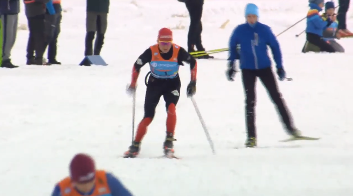 Несколько юных лыжников пытались, хоть чуть-чуть поработать с чемпионом мира