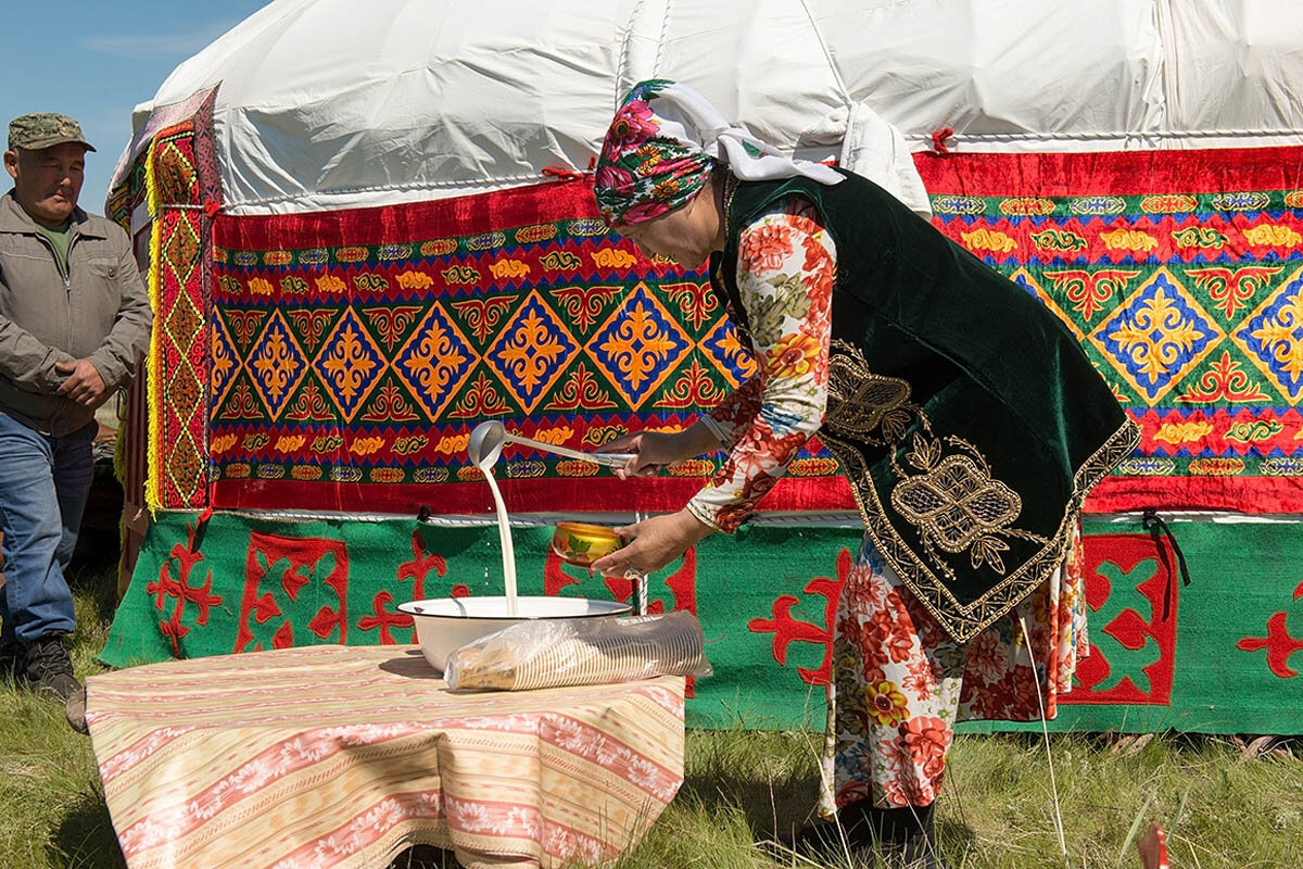 Когда бродило было готово, приступали мои спасители к приготовлению самого кумыса. Вот их умелые руки берут, даже и не глядя, по весу, 1 часть бродила (старого кумыса) и смешивают его с 5 частями свежего парного молока. Смесь эту в течение нескольких минут взбалтывали и оставляли бродить. Три-четыре часа казались мне вечностью… А вот уже вижу я изумленным, широко на мир распахнутым взором первые признаки брожения: поверхность смеси покрывается слоем маленьких пузырьков.