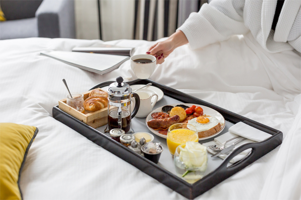 Яичница с сосисками - это замечательно, но пусть это будет замечательно на завтраке в ресторане отеля! К тому же, я свою грациозность знаю: мёд обязательно окажется на подушке, кофе - на одеяле... 