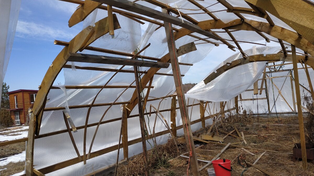 Поднял, но еще не закрепил левую сторону 2-й и 3-й арок.