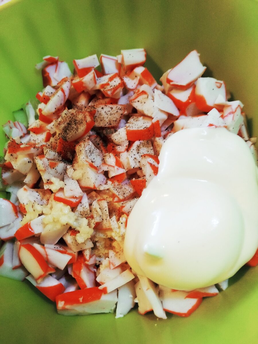 Крабовое мясо нарезать произвольно. Посолить,поперчить, приправить майонезом. 