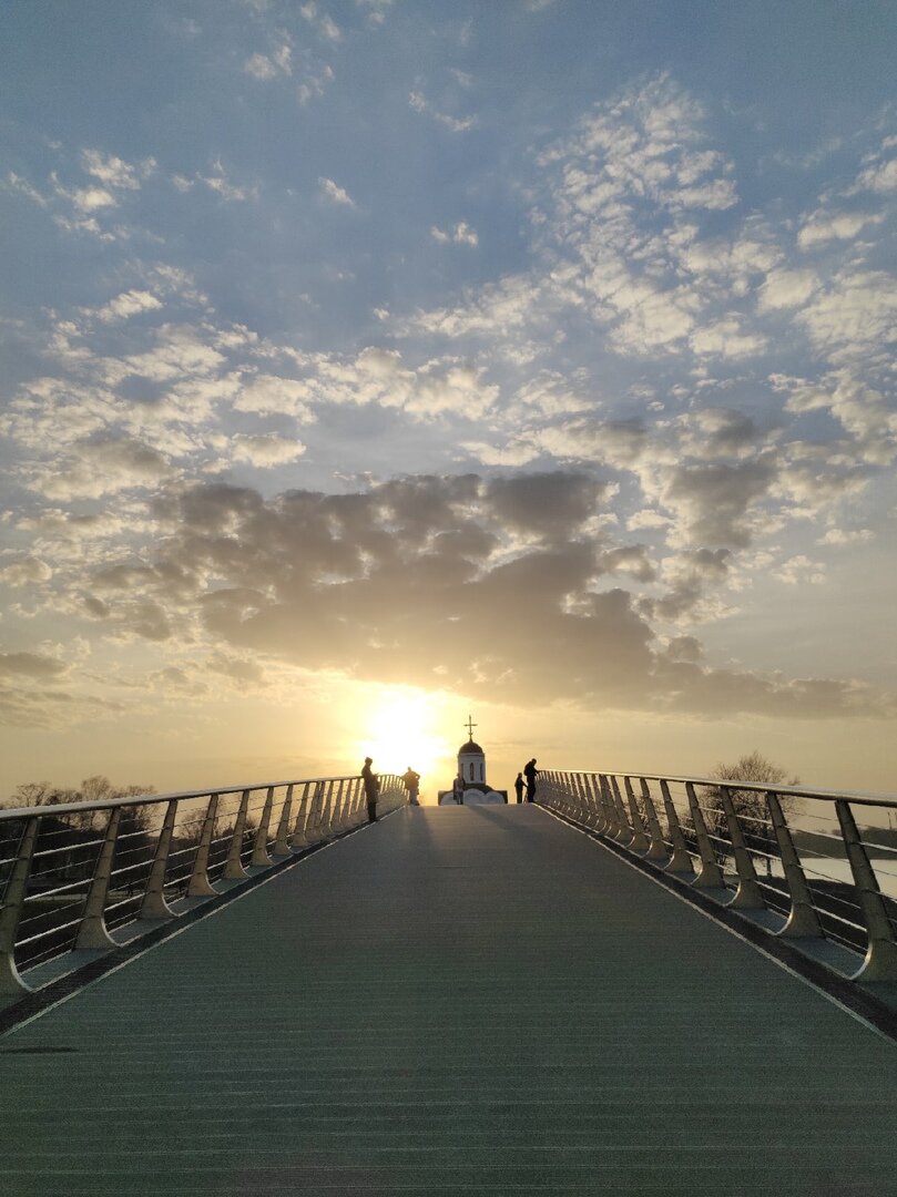 Вот и пеший мост. Какая красота!