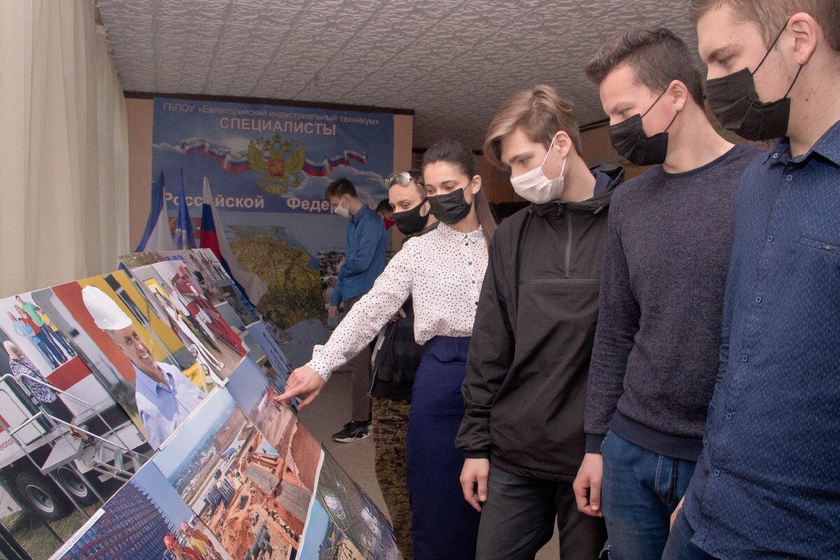 Выставка вызвала неподдельный интерес у молодых евпаторийцев