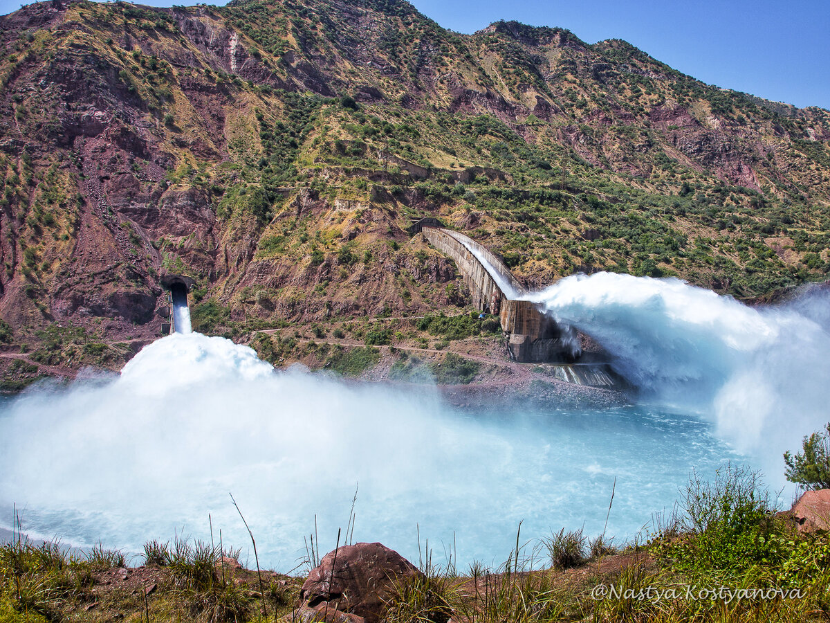 Каналы холостого сброса воды со стороны города Нурек, состояние на лето 2017 года