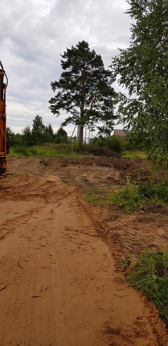 трактор участок выравнивает