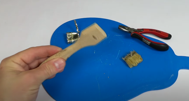 Процесс снятия обертки железной с кисточки