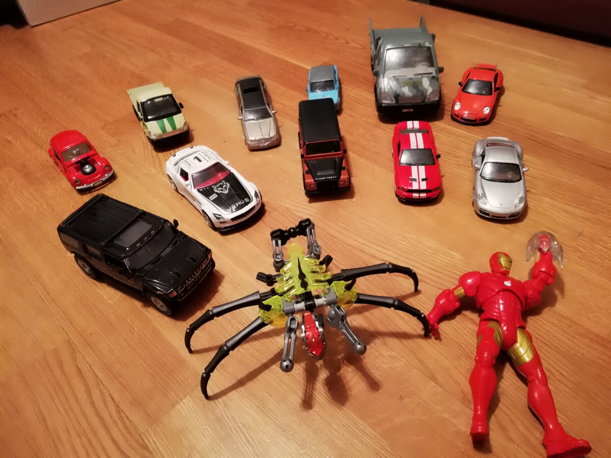 
Добрый день зрители моего канала!Расскажу какие увлечения у моего сына.Ему 9 лет.Он ходит в четвертый класс так как у нас программа 1-3 и мы 1и 2 класс за один год прошли.
Он ходит на три кружка.На театральный кружок,они там ставят постановки.Нам очень помогло у нас были немного логопедические проблемы а там была сценическая речь и нам выправили.
Второй кружок-волейбол.Это не просто секция,а серьезные,в дальнейшем там и соревнования и сборы.Пока тренируются два раза в неделю,а потом с каждым годом увеличивают норму.Конечно не думаю что мы войдем в основной состав команды.Но мы ходим для здоровья,чтобы не поправлялся,любил спорт,ну и это не далеко от дома,что не мало важно,в дальнейшем ребенок один может спокойно ходить.
Еще будем ходить на резьбу по дереву.Если понравится будем если нет бросим,ему надо усидчивость вырабатывать.
Я его не заставляю ходить,он сам с удовольствием во все это бежит.Как то приучила с садика мы и там ходили на два кружка(игры с мячом и рисование).
Дома он очень любит строить разные фигуры из лего и у него это здорово выходит.
Также он любит играть в телефоне это прямо мания на игры.Стараюсь много не давать зрение портить не хочется,сейчас 100 процентное.
Любит играть в настольные игры любимчкики-мачикоро,имманджинариум,селестия.
Любит рисовать и с удовольствием это делает.
Передевается в ниндзю и играет в мечом и щитом,а так как у него сестра она не всегда его поддерживает в этом и ему обидно.
Мультфильмы смотрит-монстры на острове,монстры на каникулах нравятся,и в кинотеатре если что-то выходит,смотрим.
Любит в музеи ходит,на всякие развлекаловки,квесты.
Что любят ваши,дети может возьму себе на заметку.Если понравилось ставьте палец вверх.
