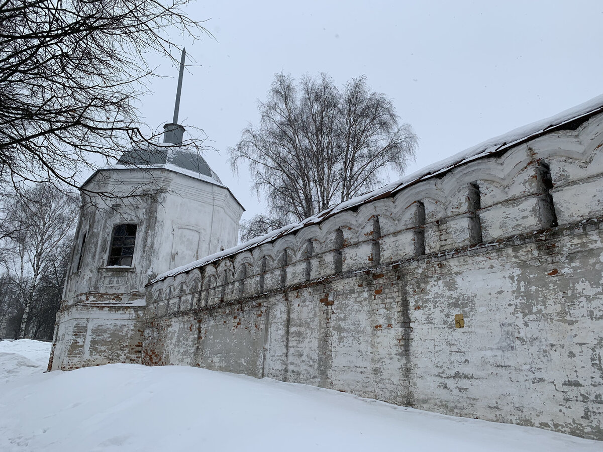 Дорога пролегает вдоль этой стены, которая в 2ГИС обозначена просто как «Декоративное сооружение»