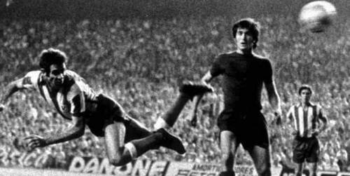 Луис Арагонес (слева) наносит удар по воротам. Источник фото.