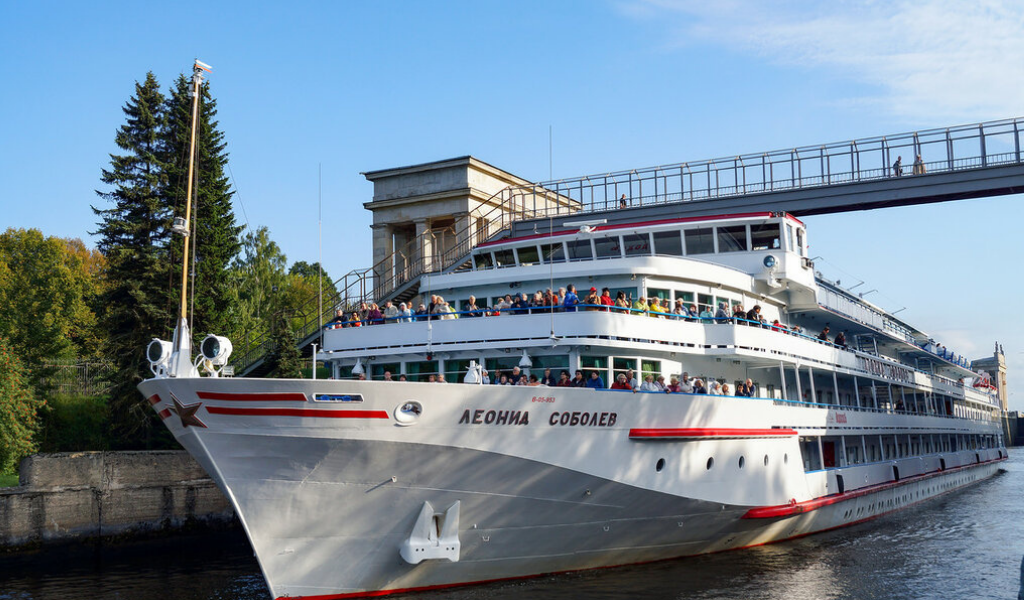 Теплоход "Леонид Соболев"