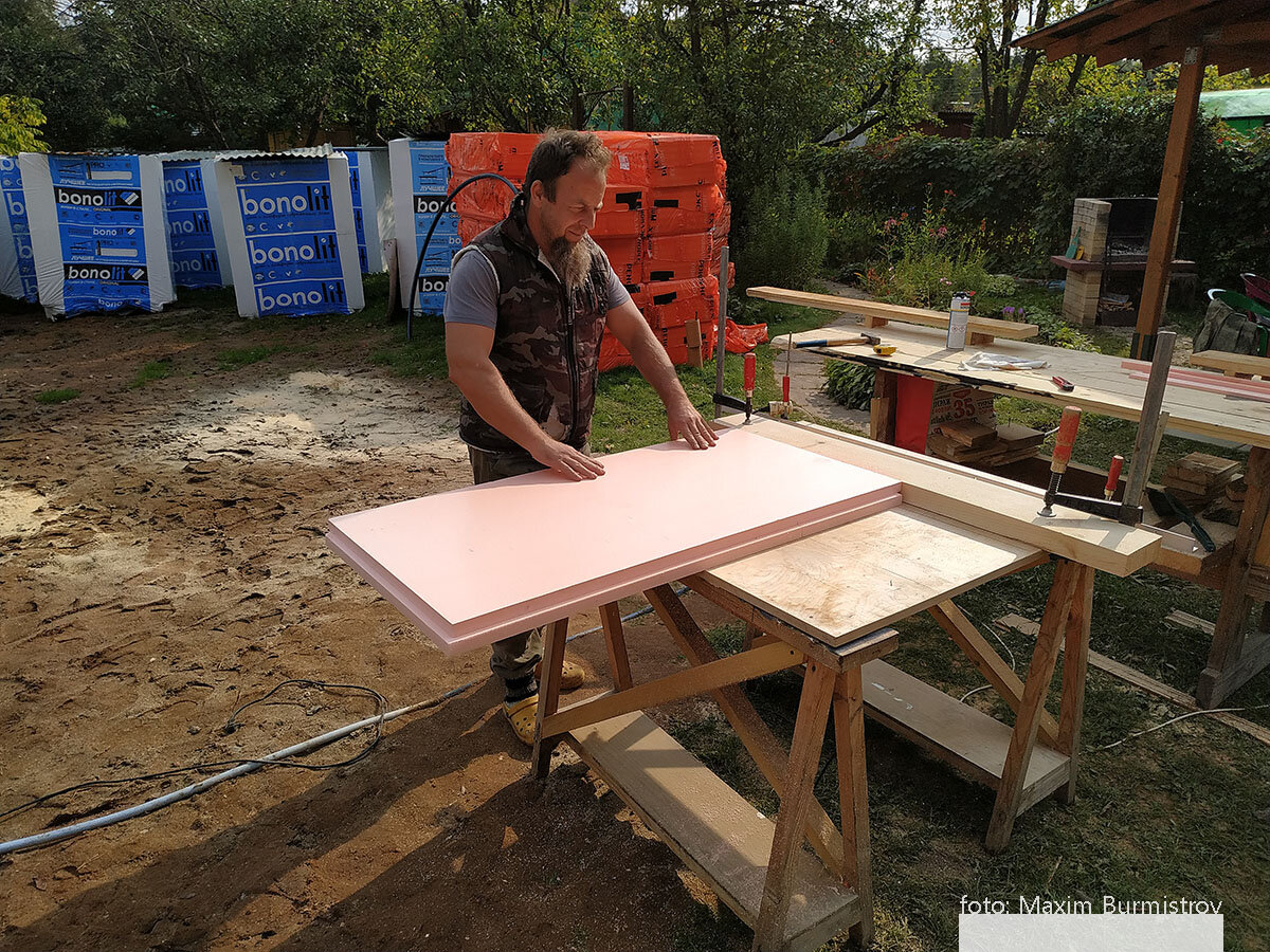 Миха активно фигачит листы на куски шириной 300 мм, он еще не знает, что…