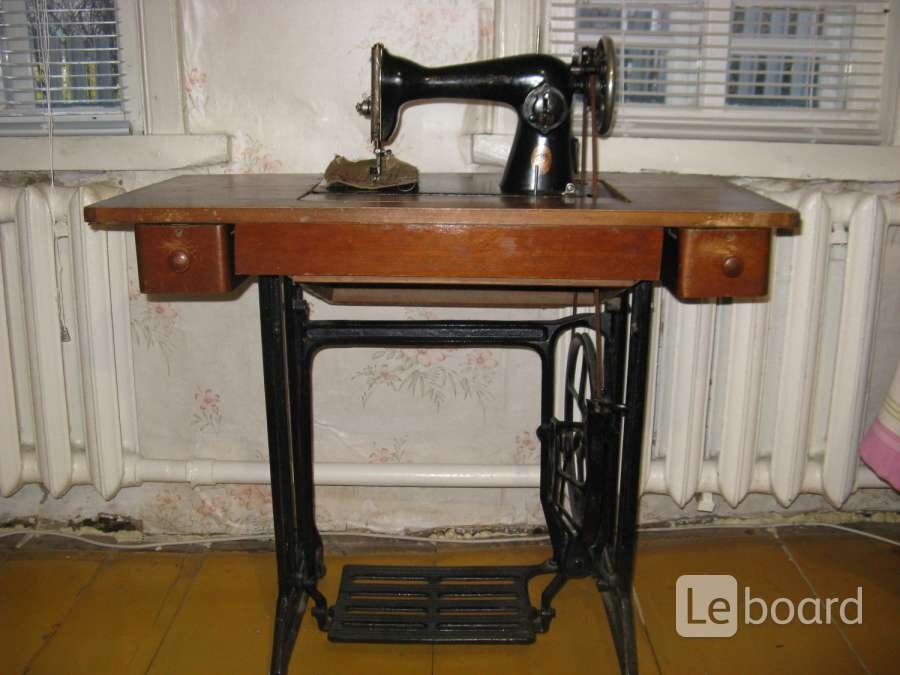 Примерно так выглядела швейная машинка (фото из интернета: https://leboard.ru/ru/samara/dlya_doma_i_dachi/bytovaya_tehnika/shveynaya_nozhnaya_mashinka_podolsk_3519679).
