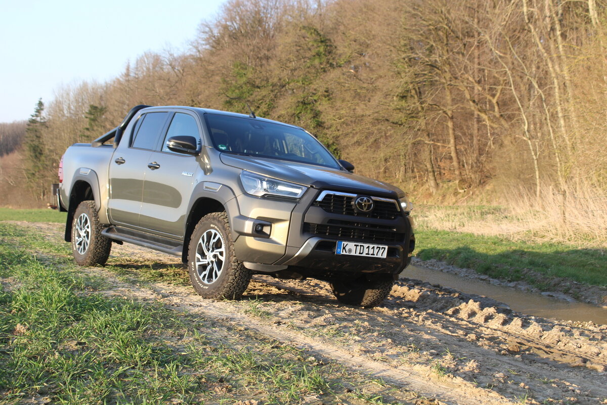 С 2,8-литровым турбодизелем Toyota Hilux Invincible без труда преодолевает бездорожье или аккуратно катится по дороге дальше.