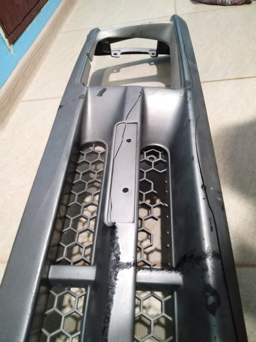 Отломан кусок "очков" и трещины по всей длине. 