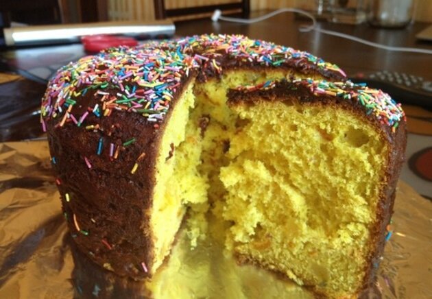 Многие кулинары привыкли готовить куличи с использованием стандартного набора ингредиентов. Однако, существует удивительный рецепт пасхального пирога с добавлением таких продуктов, как шафран и кардамон. Эти пряности оказывают положительное воздействие на психологическое состояние человека, благотворно влияют на пищеварительную систему. К тому же, пасхальный кулич с шафраном и кардамоном, рецепт которого описан ниже, наполнит ваш дом незабываемым ароматом и теплом Светлого праздника.