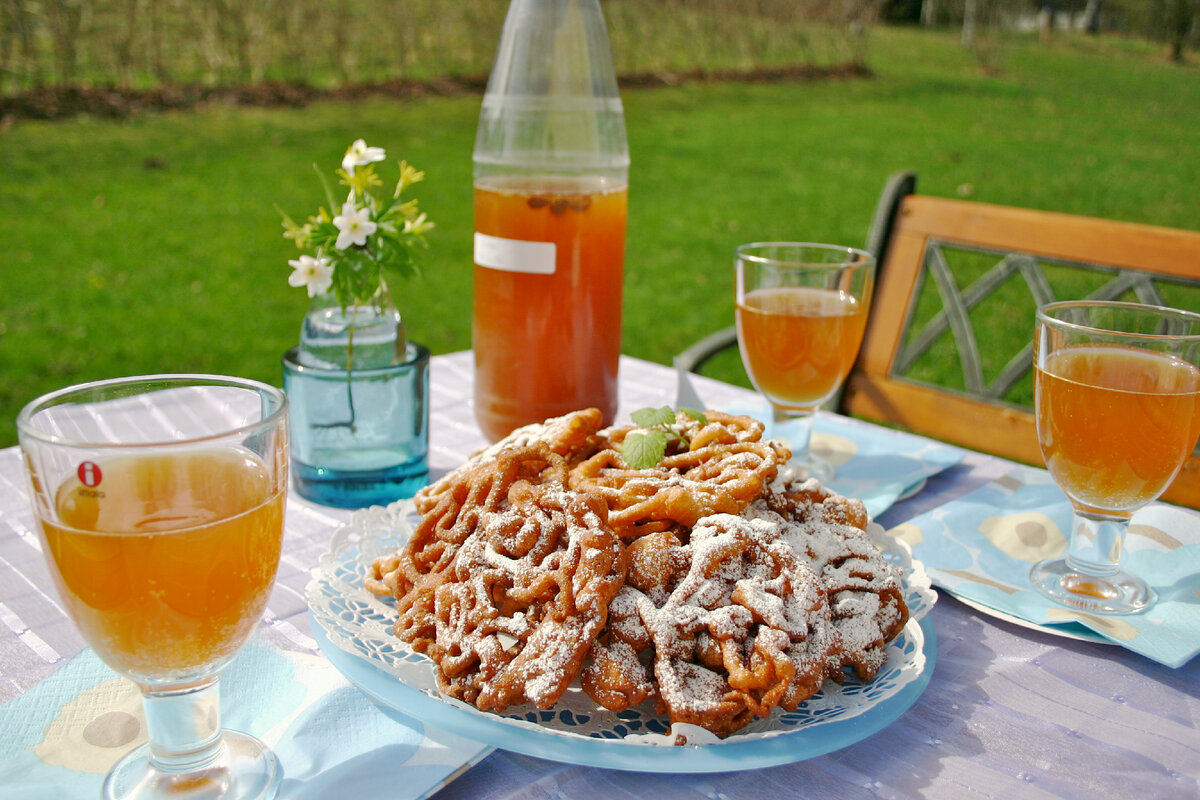 Фото: https://en.wikipedia.org/wiki/Sima_(mead)#/media/File:Sima_and_tippaleip%C3%A4_2.jpg