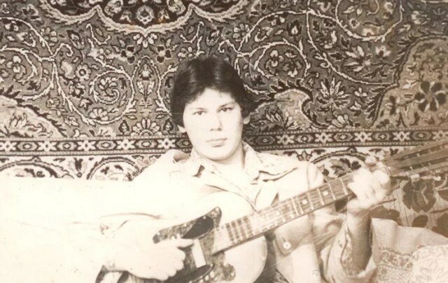 на фоне ковра ничто не предвещало славы Юрию Хою (все фото общ. достояние)