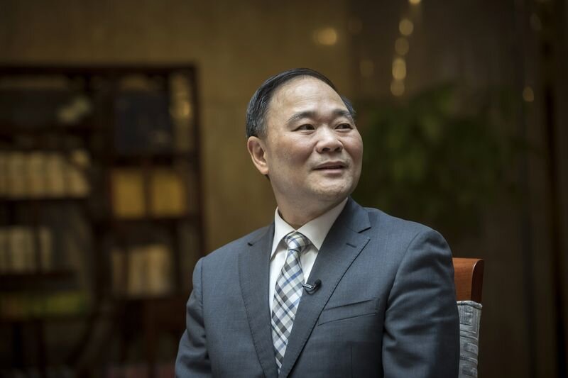 Председатель правления Geely Ли Шуфу планирует запустить глобального автопроизводителя из Китая. «Для этого, - говорит он, - мы должны уехать из страны».ФОТОГРАФ: ЦИЛАЙ ШЕН / BLOOMBERG