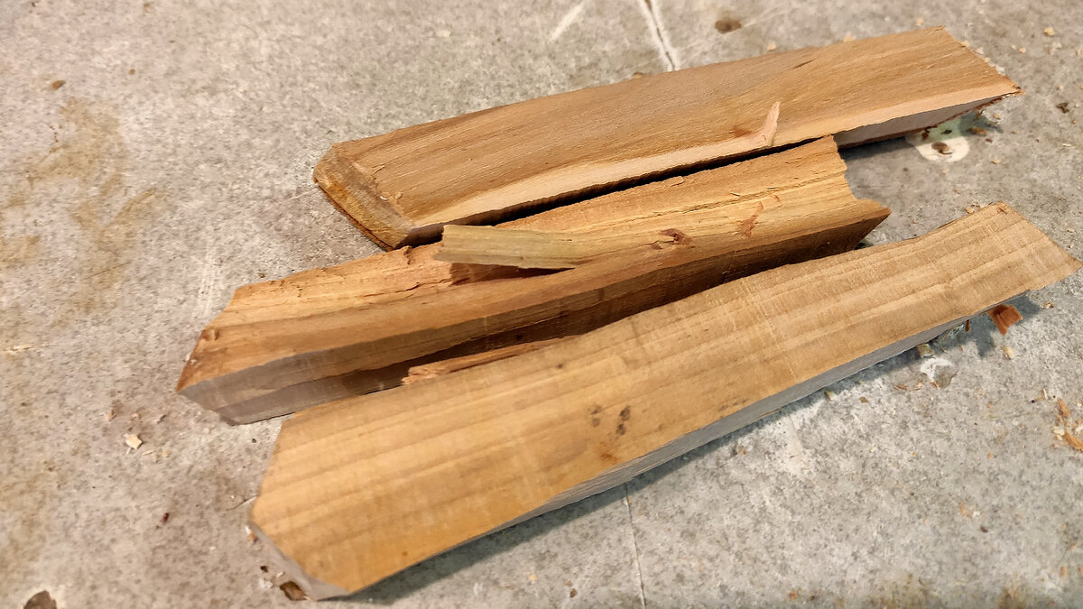 Яблоня. Нарубил топором выбрал наиболее подходящий кусочек.